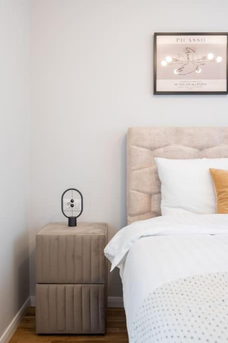 Sunny 2Br Flat - Top Location - Stunning Views 부쿠레슈티 외부 사진